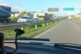 Vídeo: caminhão tomba na 'Via Parafuso' e deixa trânsito lento - Imagem