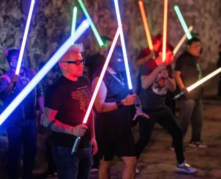 Academia dá aulas de esgrima com sabres de luz como em 'Star Wars'