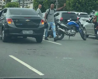 Acidente entre carro e moto deixa Av. ACM congestionada