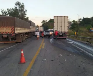 Acidente termina com duas mortes e populares saqueando carga