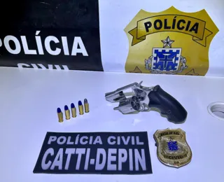 Acusado de agredir esposa, homem é preso por posse ilegal de arma