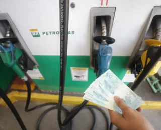 Alta de dólar pode aumentar preço da gasolina e produtos de consumo