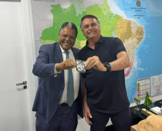 Antônio Brito recebe medalha 'imbrochável' de Bolsonaro
