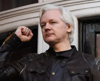 Assange tem recepção calorosa em desembarque na Austrália