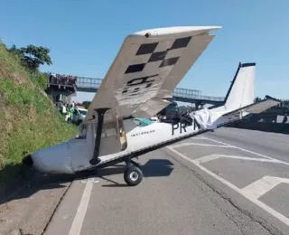 Avião faz pouso forçado em rodovia e deixa feridos em São Paulo