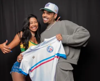 Bahia é o mundo? Brasileira presenteia Chris Brown com camisa de Cauly