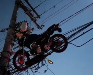 Balão ergue moto, capota carro e cai sobre imóveis em São Paulo