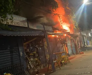 Vídeo: barraca pega fogo na Sete Portas