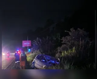 Mulher morre após batida entre carro e moto na BR-415