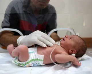 Bebê é resgatado na barriga de mulher morta no bombardeio em Gaza