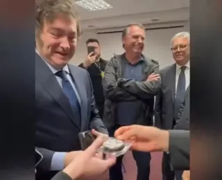 Bolsonaro entrega medalha de 'imbrochável e incomível' a Milei