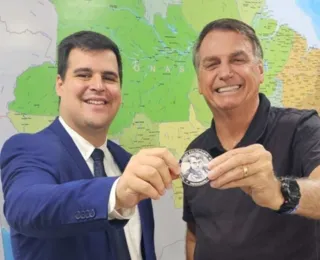 Bolsonaro entrega medalha de "imbrochável" a deputado; confira
