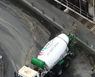 Caminhão betoneira bate em muro de mercado na Barra