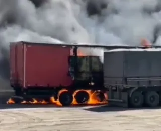 Caminhão de cerveja pega fogo em posto de combustível; veja