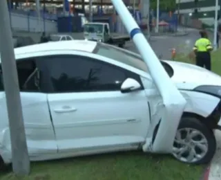 Carro derruba poste na Av. Vasco da Gama e região fica sem energia