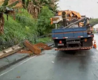 Carro derruba poste no 'Pinicão' e região fica sem energia