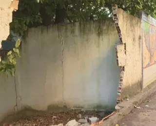 Carro desgovernado derruba muro de colégio estadual em Salvador