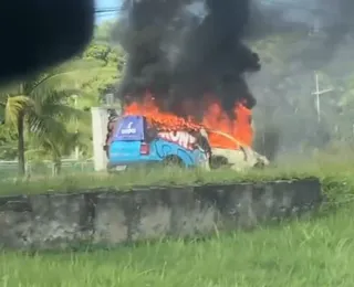 Carro pega fogo e provoca engarrafamento na Paralela; veja vídeo