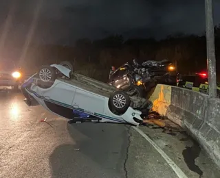 Acidente grave em Salvador: carros capotam após colidirem em viaduto