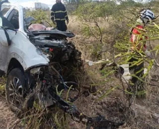 Casal morre e picape fica totalmente destruída em grave acidente na BA