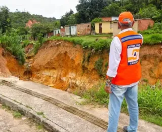 Casas interditadas em Candeias são demolidas por causa de cratera