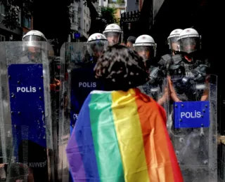 Centenas de pessoas são detidas em parada do Orgulho em Istambul