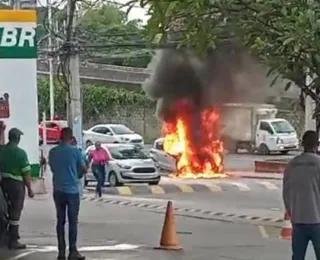 Chamas destroem carro próximo a posto de combustíveis no Cidade Jardim