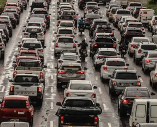 Chuva causa transtornos em trânsito de Salvador nesta manhã