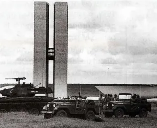 Com a cabeça  na boca do tigre