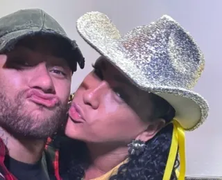 Com beijinho em Neymar, Léo Kret prestigia festa junina de Anitta