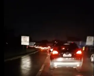 Com chuva, tráfego na BR-324 é intenso na noite de segunda-feira