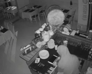 Criminoso arromba restaurante e rouba notebook na Bahia; veja vídeo