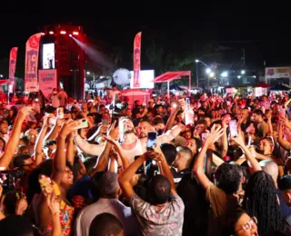 Dan Valente desce do palco e dá conhaque a fãs no Parque de Exposições