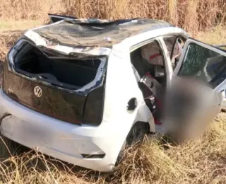 Dois homens morrem e um fica ferido após carro capotar na Bahia