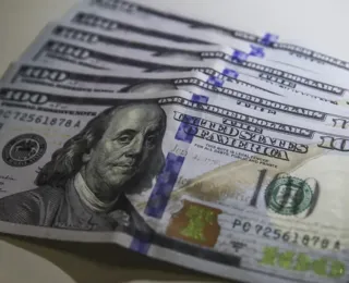 Dólar fecha em forte queda pressionado por política tarifária de Trump