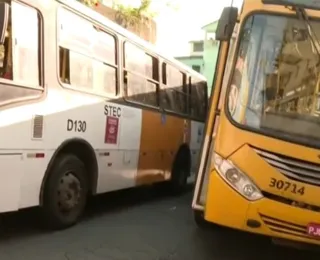 Acidente com ônibus deixa duas pessoas feridas em Salvador