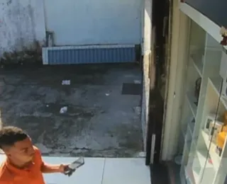 Dupla invade loja e rouba celulares; veja vídeo