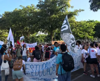 Em greve, servidores federais da Educação fazem protesto em Salvador