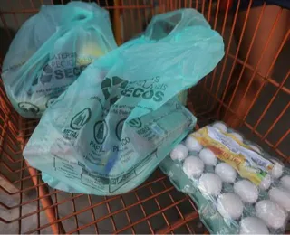 Entrega de sacolas biodegradáveis em Salvador será fiscalizada