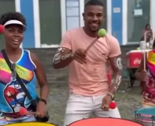 Ex-BBB Davi Brito curte dia no Pelourinho e se aventura na percussão