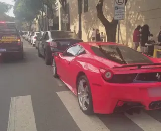 Ferrari com R$ 8 mil em multas é guinchada após parar em cima da faixa