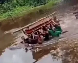 Filho faz festa com bebida alcoólica e 'banho' em caixão do pai; vídeo