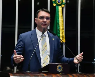 Flávio Bolsonaro compara atentado de Donald Trump com o do pai