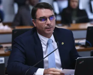 Flávio Bolsonaro se diz "vítima de criminosos" e nega uso da Abin