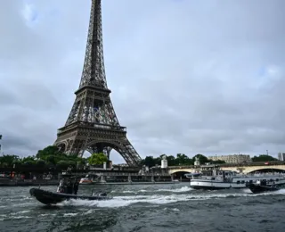 Franceses fazem protesto contra gastos para despoluir o Rio Sena