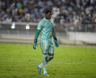 Goleiro ex-Vitória quase leva 'dedada' em partida da Série C; assista