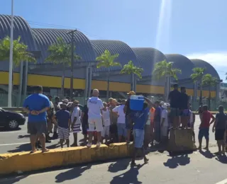 Grupo de vendedores de veículos faz protesto no Parque de Exposições