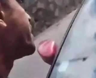 Homem é arrastado em cima de carro após briga por vaga; vídeo