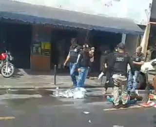 Homem é assassinado e corpo fica no meio da rua em bairro de Salvador
