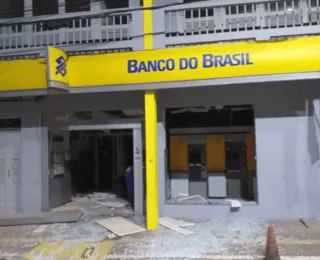 Homem invade banco pelo telhado, abre cofre e tenta furtar armas